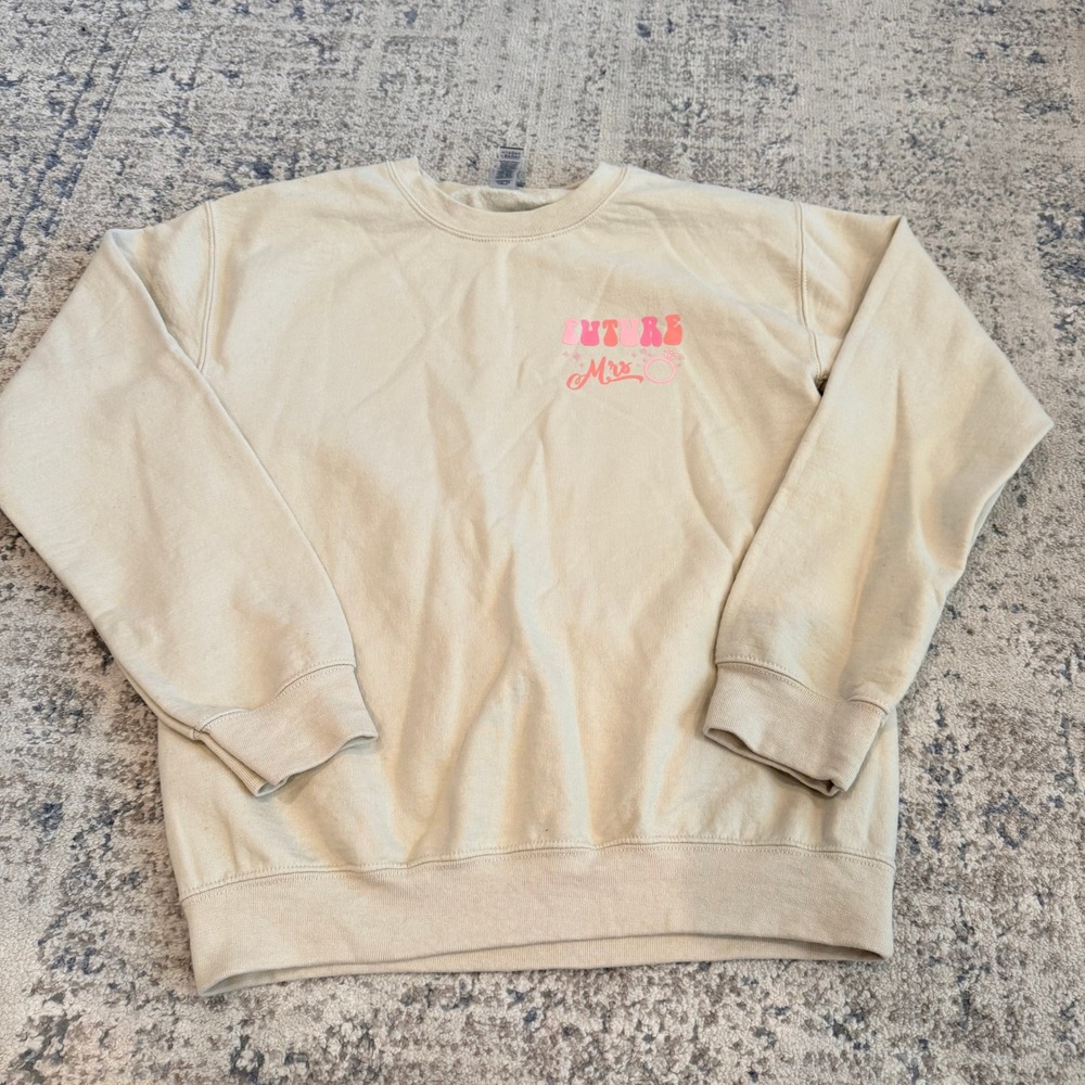 GILDAN In My Engaged Era Future Mrs Crewneck Sweatshirt Tan Small Pink Groovy